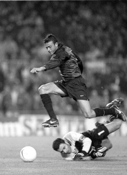 El jugador del Barcelona Luis Enrique supera al portero del Atlético de Madrid Molina durante un encuentro de Liga, que terminó en empate a uno, en 1999.