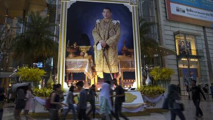 Unos tailandeses pasan por delante de un gran retrato del monarca Rama X, en julio de 2017 en Bangkok.