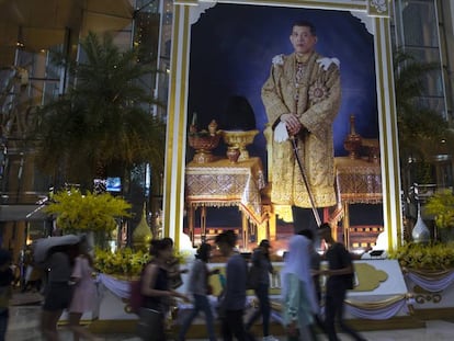 Unos tailandeses pasan por delante de un gran retrato del monarca Rama X, en julio de 2017 en Bangkok.