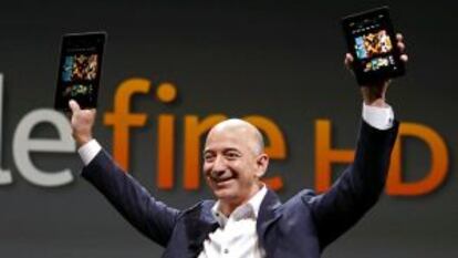 Jeff Bezos, con sus tabletas.