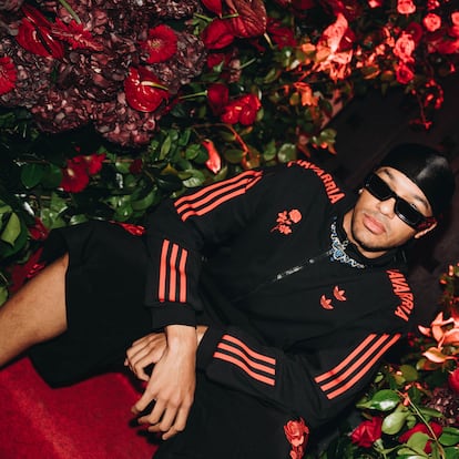 El actor Sergio Momo con uno de los looks de Willy Chavarria para Adidas.