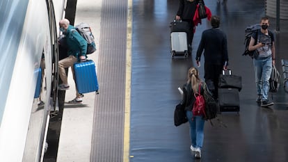 Viajeros en la estación de Atocha en Madrid, este viernes.