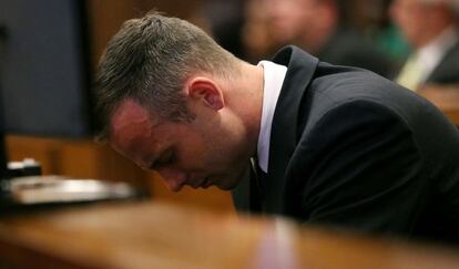 Oscar Pistorius en el juicio por el asesinato de su novia el 15 de abril.
