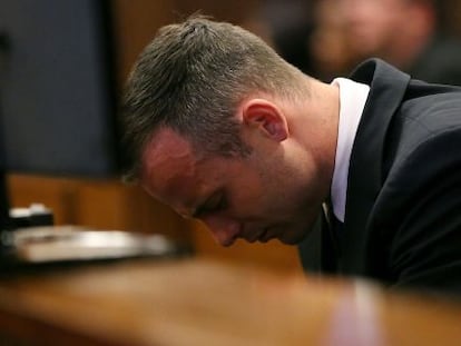 Oscar Pistorius en el juicio por el asesinato de su novia el 15 de abril.