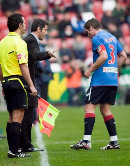 Quique Sánchez Flores gives instructions to Antonio López.