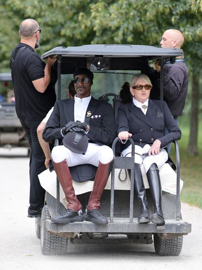 Snoop Dogg y Martha Stewart en un carrito de golf en las carreras ecuestres de París.