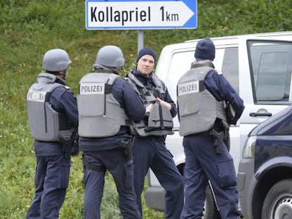 Unos policías permanecen apostados en una carretera en los alrededores de Melk.