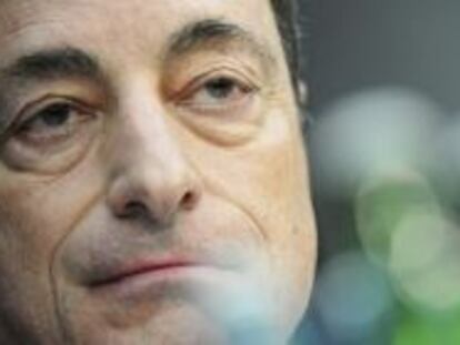 DAN12 FR&Aacute;NCFORT (ALEMANIA) 07/11/2013.- El presidente del Banco Central Europeo (BCE), Mario Draghi, ofrece una rueda de prensa en Fr&aacute;ncfort (Alemania), hoy, jueves 7 de noviembre de 2013. Draghi consider&oacute; hoy que la bajada de los tipos de inter&eacute;s contribuir&aacute; a impulsar el cr&eacute;dito para las empresas y los hogares de la zona del euro. EFE/Daniel Reinhardt