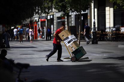 En el segundo trimestre se disparó la temporalidad en detrimento de los contratos fijos. En la foto un repartidor por la zona centro de Madrid.