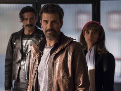 Nacho Fresneda, Rodolfo Sancho y Aura Garrido, en 'El Ministerio del Tiempo'.