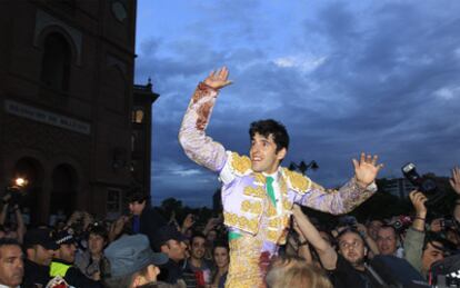 El diestro Alejandro Talavante, sacado a hombros por la puerta grande de Las Ventas tras cortar dos orejas a su primer toro en el octavo festejo de la Feria de San Isidro.