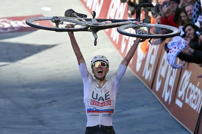 Tadej Pogacar celebra su triunfo en la Strade Bianche.