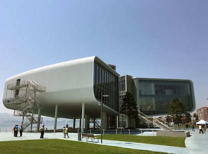 Este material, a lo largo de los últimos años, se ha hecho un hueco en la arquitectura de diseño, convirtiéndose en un elemento primordial en edificios como el Centro Botín de Santander, de Renzo Piano; el Museo de Arte, Arquitectura y Tecnología de Lisboa (MAAT); el Mercado de Santa Caterina de Barcelona; el estadio de polo de Seúl, o el hotel Me Ibiza, del grupo Meliá. “Antes de la crisis, la mayoría del sector se dedicaba a la obra nueva y a los productos higienistas, más relacionados con baños y cocinas”, cuenta Ana Martínez, directora de promoción de la Asociación Española de Fabricantes de Azulejos y Pavimentos Cerámicos (Ascer), entidad que forma parte del Icex y que representa al 95% de las empresas de la industria de la cerámica en España. Tras la recesión, prosigue, el sector dio un golpe sobre la mesa y comenzó a acercarse a otros clientes.