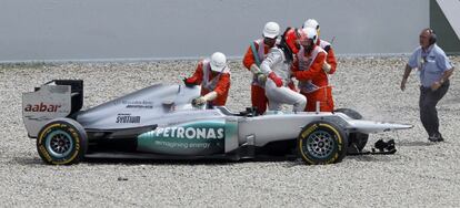 Michael Schumacher sale de su coche.