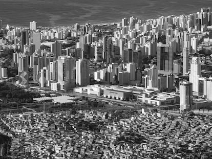 Vista aérea de las favelas y los rascacielos de lujos en Salvador de Bahia, Brasil, el 29 de abril de 2019.