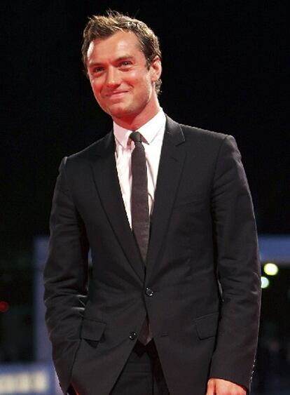 Samantha Burke es el nombre de la madre del cuarto hijo de Jude Law, según informa la BBC. La modelo y aspirante a actriz, de 24 años, mantuvo una relación con el actor el pasado año. El abogado de Law ha confirmado los hechos y ha dicho que el actor ayudará económicamente a la madre, si bien ya no tiene ninguna relación con ella.