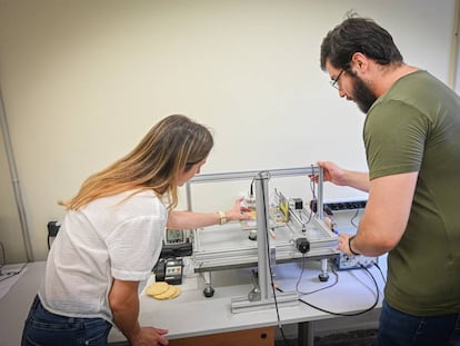 Investigadores de la Universidad Politécnica de Valencia con el sistema de medición ultrasónico de alimentos.