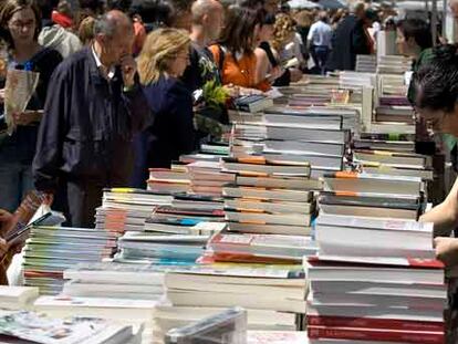 Aspecto que ofrecían ayer los puestos de libros establecidos en La Rambla de Barcelona.