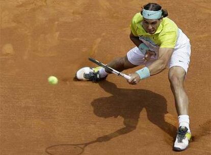 Nadal golpea la pelota durante un partido del Godó.