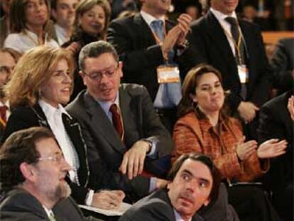 El ex presidente del Ejecutivo, José María Aznar, a su llegada a la convención del PP, acompañado por Mariano Rajoy. Aznar ofrecerá uno de los discursos inaugurales de la reunión, centrado en los últimos 10 años de Gobierno.