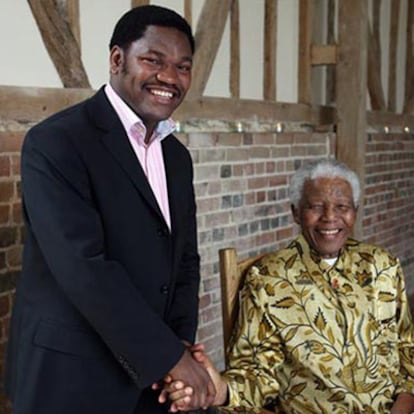 Siphiwo Ntshebe, a la izquierda, con Nelson Mandela.