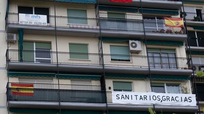 Balcones en una calle de Sevilla, este jueves.