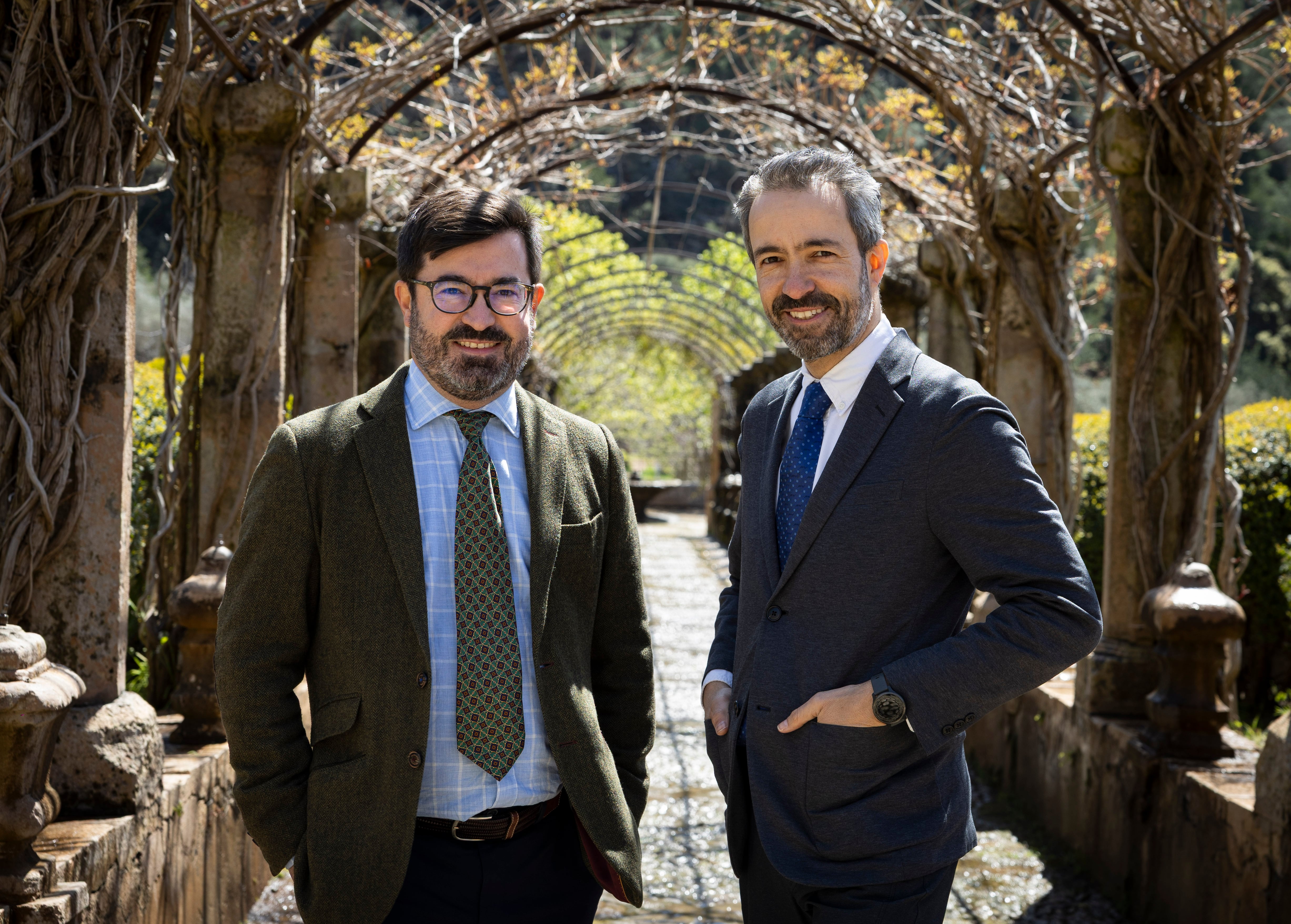 Timoner y Quiroga (derecha), en la sesión de fotos para la entrevista en los Jardines de Alfabia. 