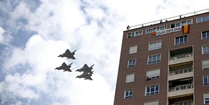 Formación de Eurofighter en la parada militar del Día de la Fiesta Nacional en el madrileño paseo de la Castellana, que se vió ensombrecida por el accidente de uno de estos aviones de combate cuando regresaba a la base de Los Llanos (Albacete). Fue el pasado 12 de octubre.