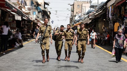 Soldados en una calle de Jerusalén, este domingo.