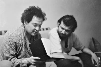 El poeta Daniel Sada (a la izquierda) y Mario Santiago Papasquiaro, en 1985.