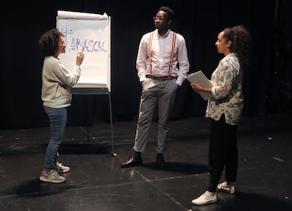 De izquierda a derecha, Claudia Coelho, Moha Gerehou y Anahí Beholí, durante un ensayo de 'Infiltrado en Vox' en el Teatro del Barrio.