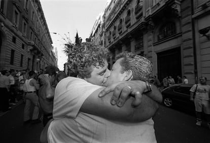 Una pareja se besa durante la marcha en la que participaron unas 10.000 personas en Madrid, con un recorrido desde la Puerta de Alcalá hasta Sol, donde la cantante Massiel leyó un manifiesto reclamando el derecho al matrimonio civil.