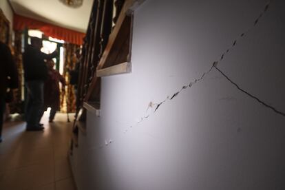 Grieta causada por la línea 7B de Metro en una vivienda de San Fernando de Henares.