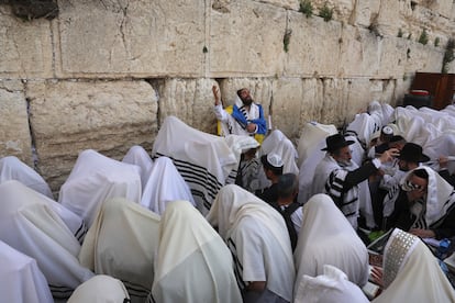 Judíos ortodoxos durante la bendición sacerdotal, el lunes en el Muro de las Lamentaciones de Jerusalén.