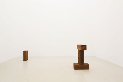 Obras de Carl Andre que dialogan con el espacio.