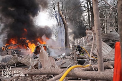 Un bombero sofoca el incendio en Sumi.