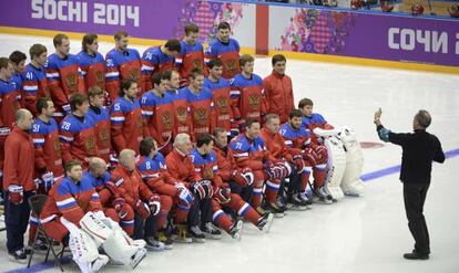 Los jugadores de la selecci&oacute;n rusa de hockey posan para la foto de familia
