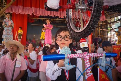 Una niña vestida como la jugadora número uno del mundo de billar Ng On Yee participa en el festival.