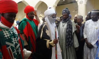 El emir de Kano, Sanusi Lamido Sanusi, llega a la mezquita atacada el viernes por un triple atentado.