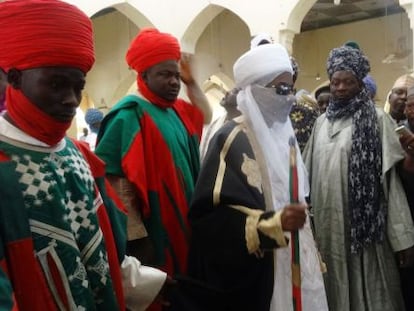 El emir de Kano, Sanusi Lamido Sanusi, llega a la mezquita atacada el viernes por un triple atentado.