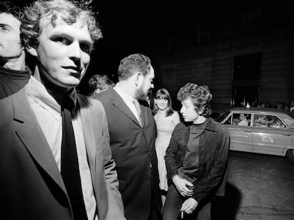 Al Aronowitz (center) with Bob Dylan (right) on their way to meet The Beatles at the Delmonico Hotel.