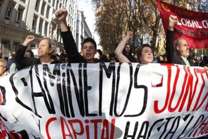 Asistentes a la marcha convocada por las Asambleas de Trabajadores de Barrios y Pueblos de Madrid contra la crisis y el capital.