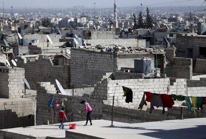 Unos niños en una azotea en la zona controla por los rebeldes en Damasco (Siria).