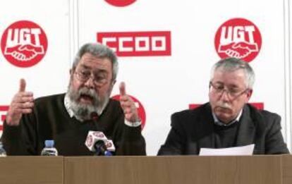 El secretario general de UGT, Cándido Méndez (i), y de CCOO, Ignacio Fernández Toxo. EFE/Archivo