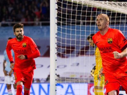 Mathieu y Piqu&eacute; celebran el gol. 