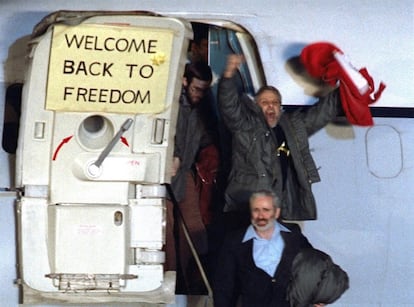 "Bem-vindo à liberdade", diz um cartaz na porta do avião que transferia os reféns norteamericanos para uma base militar em Frankfurt (Alemanha), após 444 dias de confinamento. Na imagem, um deles, David Roeder, é identificado com os braços levantados.