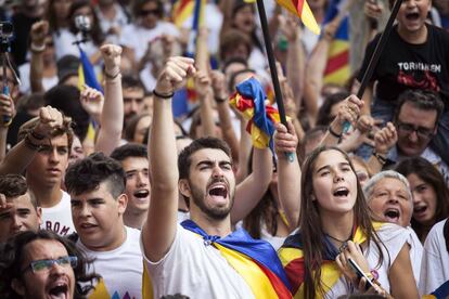 Els manifestants de la Via Lliure, en un moment d'exaltació.