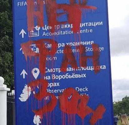 "No a la zona de hinchas", dice en ruso esta pintada de color naranja cerca de la Universidad de Moscú en uno de los carteles instalados con motivo del Mundial de Fútbol.