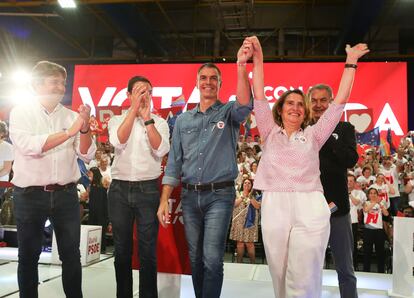 Desde la izquierda, Francisco Ayala, alcalde de Fuenlabrada; Juan Lobato, líder del Partido Socialista de Madrid; Pedro Sánchez, presidente del Gobierno; Teresa Ribera, candidata a las elecciones europeas, y el expresidente José Luis 
Rodríguez Zapatero, el 7 de junio en la localidad madrileña durante el acto de cierre de campaña del PSOE.