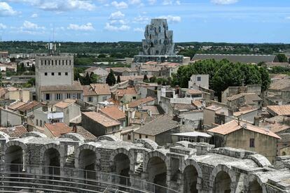La Torre de Gehry es visible desde todos los puntos de Arlés y sus afueras, convirtiéndose en el nuevo símbolo de esta antigua capital provincial del imperio romano.